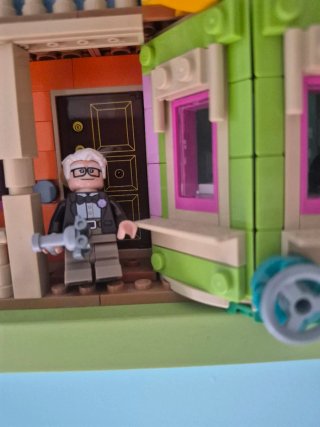 Casa Lego Up con figuras y globos