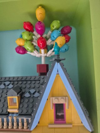 Casa Lego Up con figuras y globos