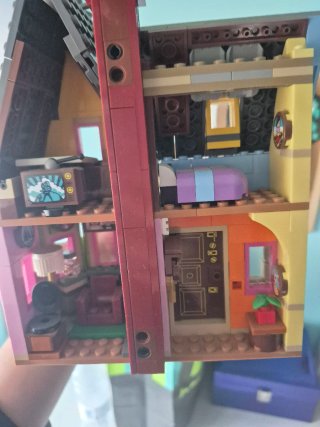 Casa Lego Up con figuras y globos