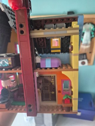 Casa Lego Up con figuras y globos