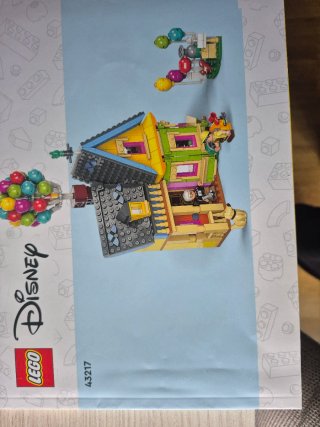 Casa Lego Up con figuras y globos