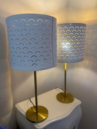 2 Lámparas de mesa blanca y dorada.