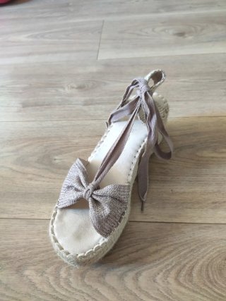 Sandalias beige con lazo y cuerdas