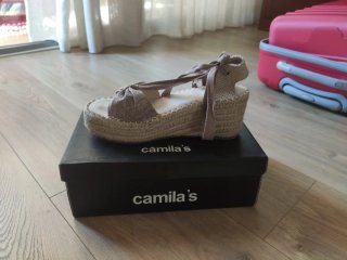 Sandalias beige con lazo y cuerdas
