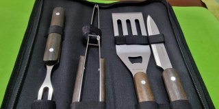 Set Utensili Barbecue con Custodia