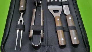 Set Utensili Barbecue con Custodia