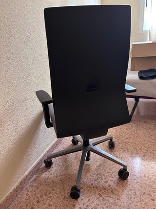 Silla de oficina giratoria gris