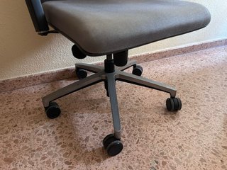 Silla de oficina giratoria gris
