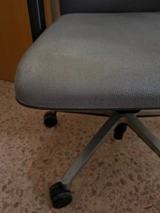 Silla de oficina giratoria gris