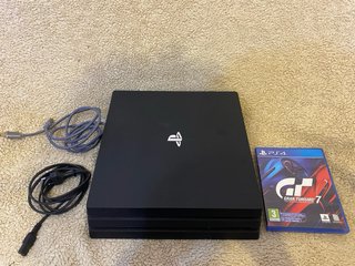 PS4 Pro Negra + Gran Turismo 7