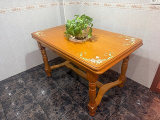 Mesa de madera con detalles florales