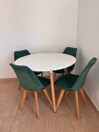 Mesa redonda blanca y 4 sillas terciopelo verde