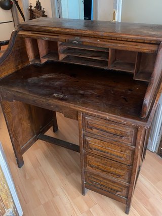 Escritorio antiguo con persiana y cajones