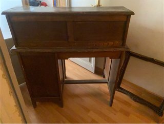 Escritorio antiguo con persiana y cajones