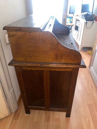 Escritorio antiguo con persiana y cajones