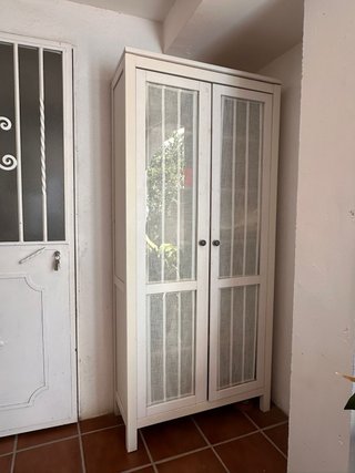 Vitrina de madera lacada con puertas de cristal