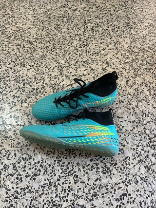 Zapatillas de fútbol turquesa y negras