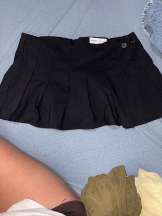 Minifalda plisada negra Bershka