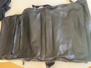Portatraje Seeger de cuero negro
