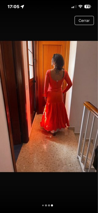 Traje de flamenca coral con enguas blancas