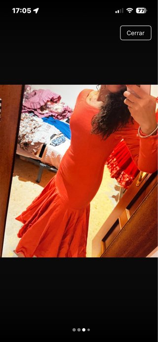 Traje de flamenca coral con enguas blancas