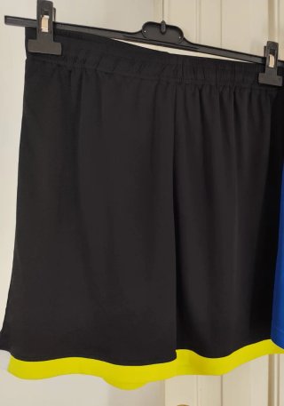 Pantalón corto negro y amarillo