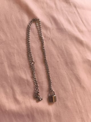 Collar con colgante de candado