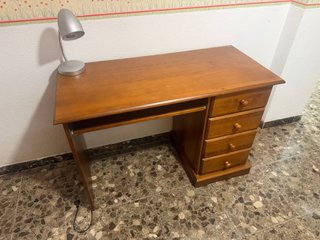 Escritorio de madera marrón