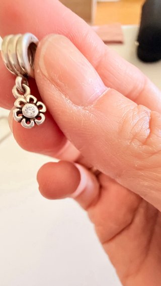 Charm Pandora plata 925. Flor colgante y brillante