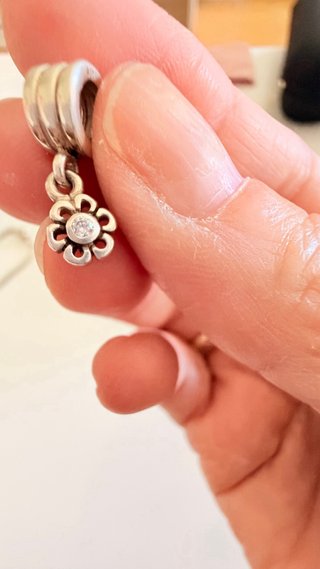 Charm Pandora plata 925. Flor colgante y brillante