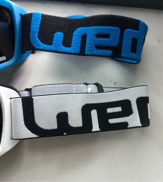 Gafas de nieve azules y blancas