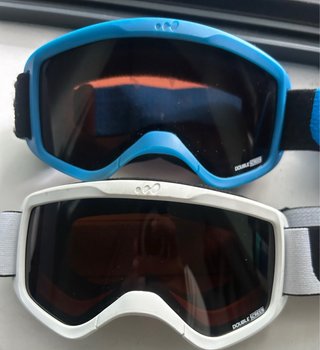 Gafas de nieve azules y blancas