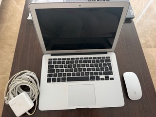 MacBook Air con caricabatterie e mouse