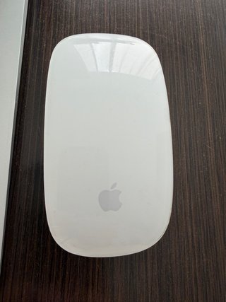 MacBook Air con caricabatterie e mouse
