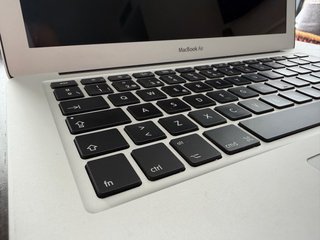 MacBook Air con caricabatterie e mouse