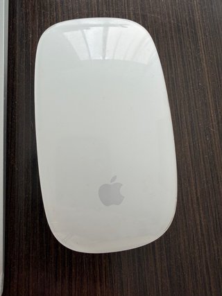 MacBook Air con caricabatterie e mouse