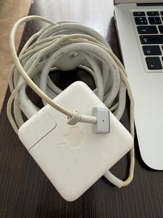 MacBook Air con caricabatterie e mouse