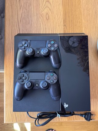 PS4 (PlayStation 4) 500GB + 2 Mandos