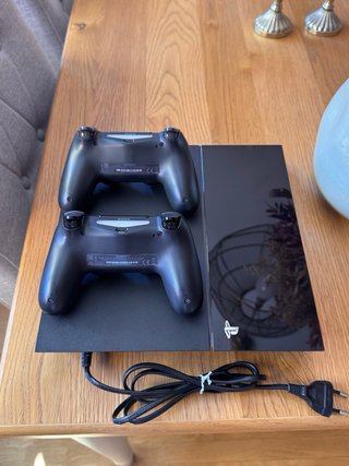 PS4 (PlayStation 4) 500GB + 2 Mandos