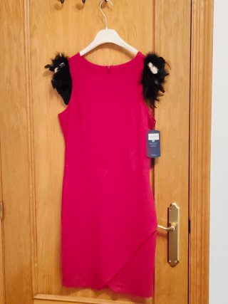 Vestido rojo con plumas