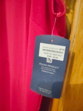 Vestido rojo con plumas