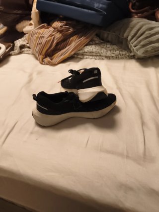 Zapatillas deportivas negras y naranjas