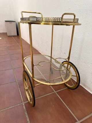 Camarera dorada con ruedas