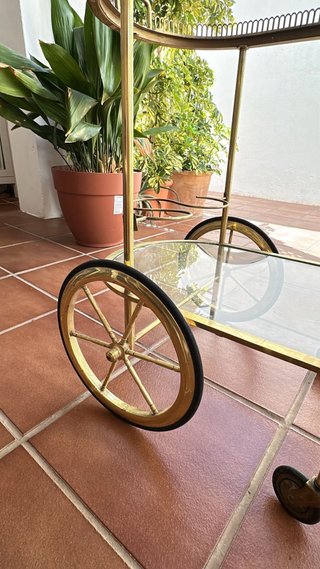 Camarera dorada con ruedas