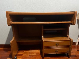 Escritorio de madera con cajones