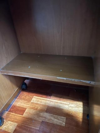 Escritorio de madera con cajones