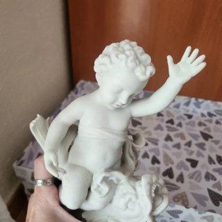 Pareja de figuras alegóricas biscuit