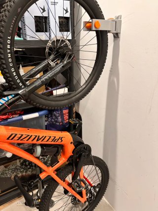 Soporte de pared pivotante para bicicleta