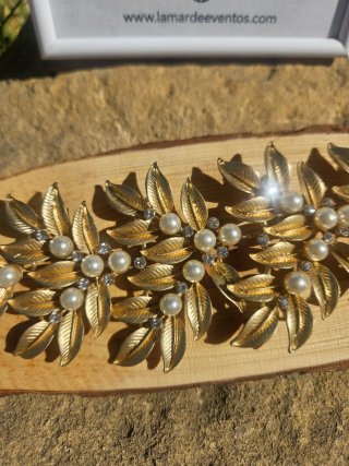 Tiara dorada con perlas