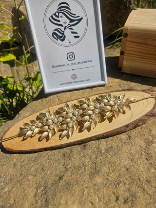 Tiara dorada con perlas